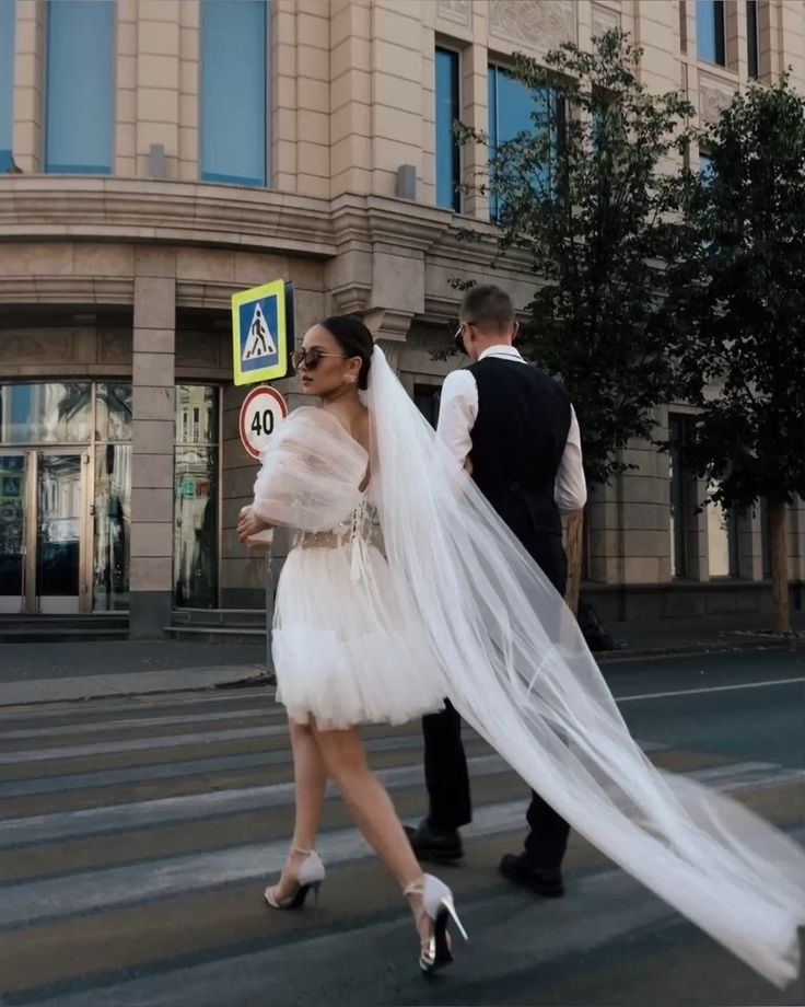 Короткое свадебное платье с длинной фатой